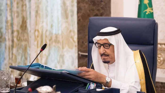 الشعب السعودي يناشد خادم الحرمين الشريفين بحل مشاكلهم وتخفيف آلامهم