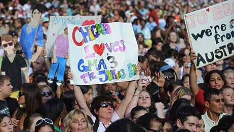 who think lil chris is  treating his fans badly