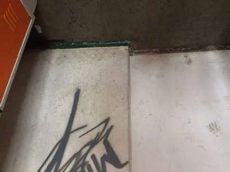 Uchrońmy nasze dzieci przed śmiertelnym zatruciem - petycja o remont podłogi w szatniach i klasach