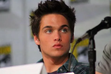 Get Dylan Sprayberry to play Theodore Finch