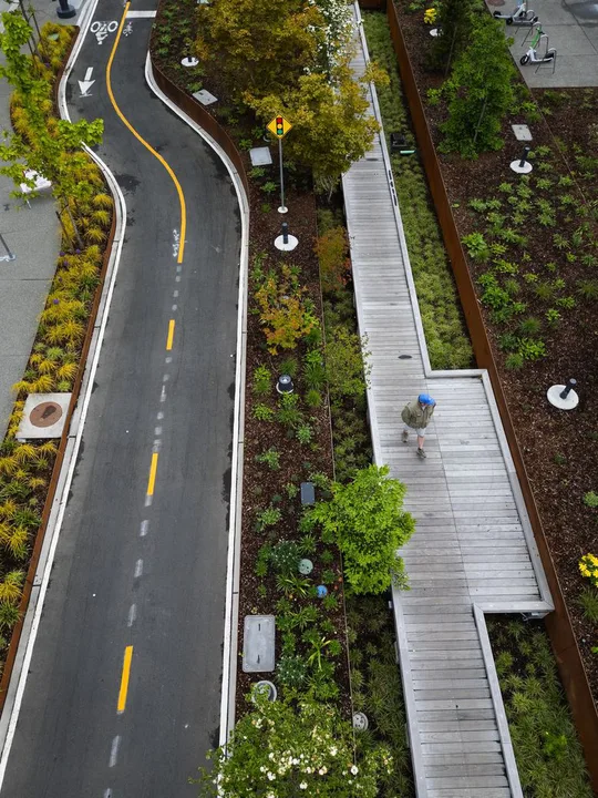 Un paseo peatonal y de bicicletas en Maneiro.