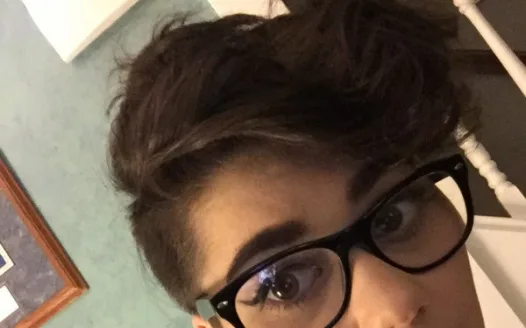 Fia looks hella good with an undercut, let's prove it to her mom.