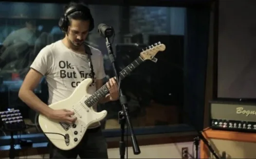 Queremos que Mike Brie haga video reacciones de música.