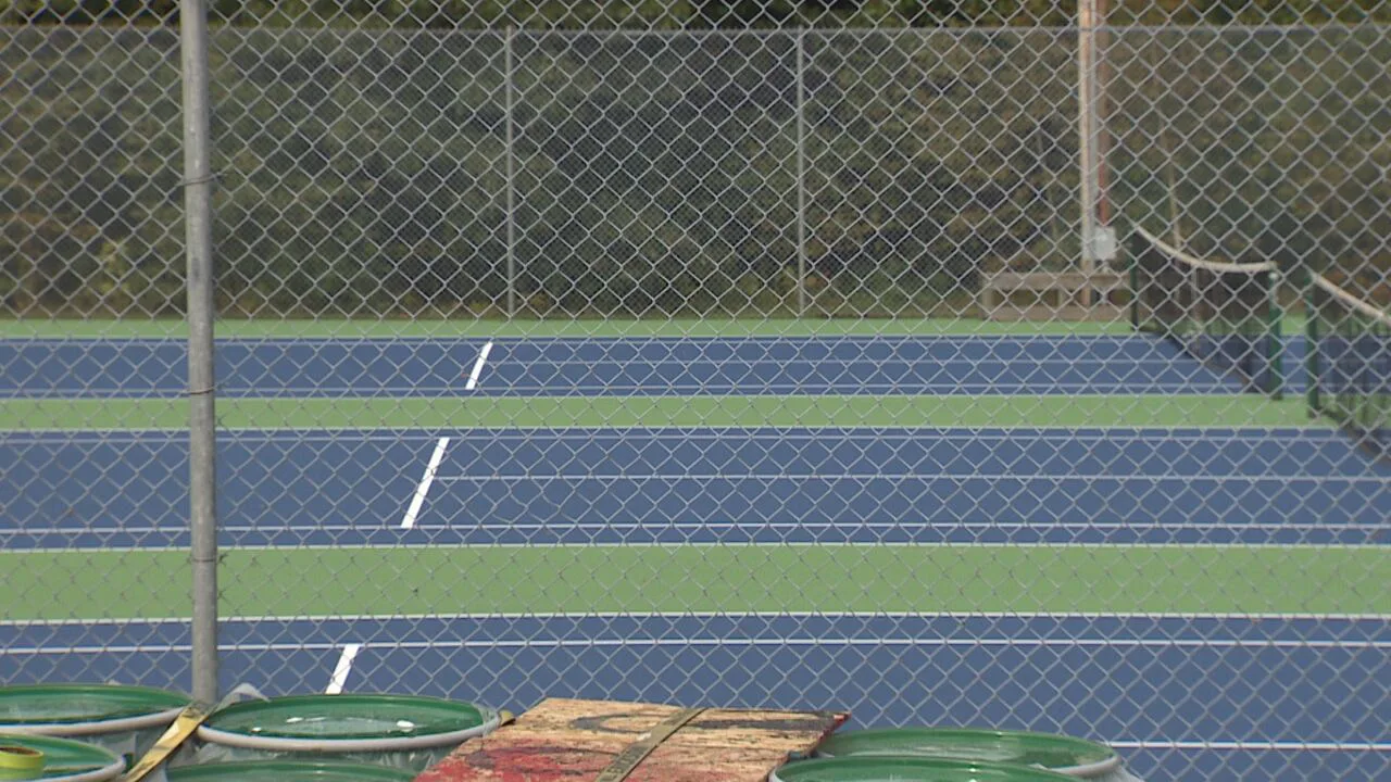 Please don't make our Victoria Park public tennis courts "private"!