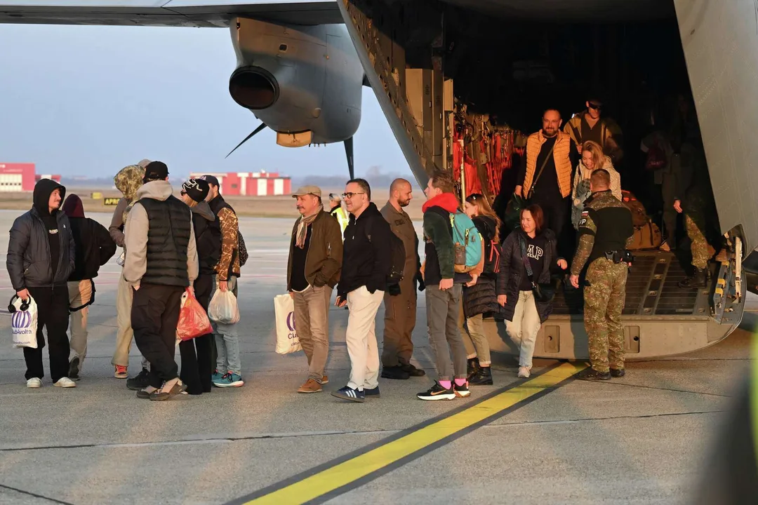 Repatriate the citzens who are stuck abroad!