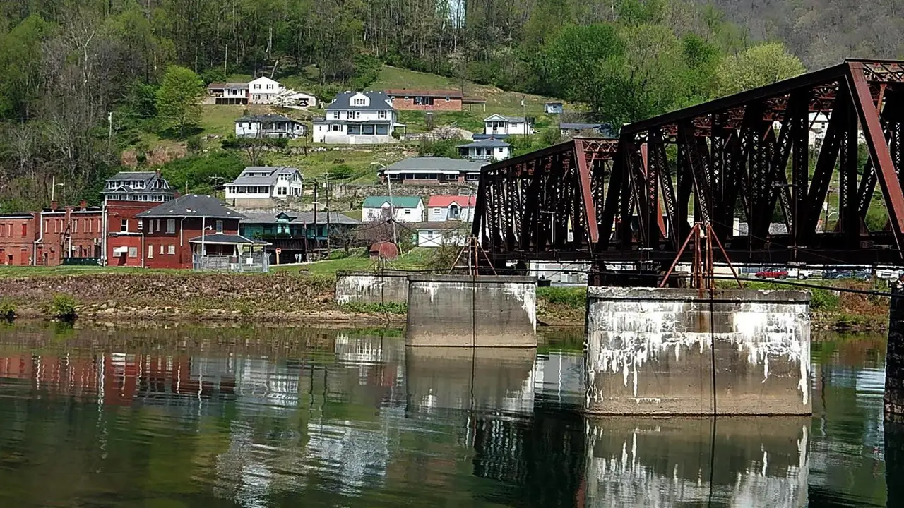 Name the Whitesville Bridge after Charles Mitchell Hannah, The only Whitesville resident who gave his life in the Vietnam War.