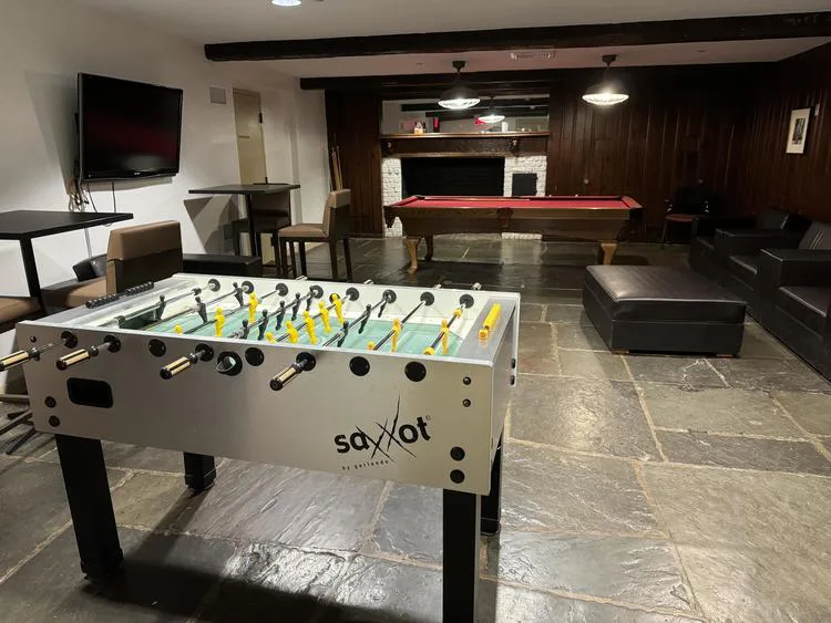 transformation du foyer en salle de jeux/cafe