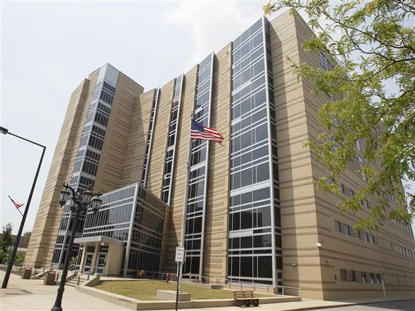 Keep John Biszantz in jail