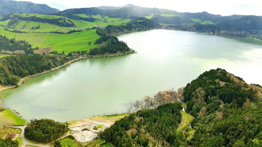 Contra a construção de um logotipo da PT na Lagoa das Furnas