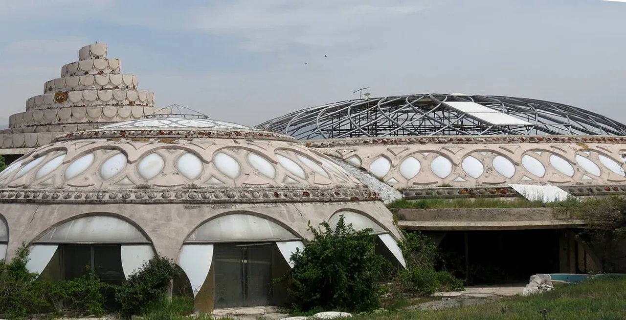 ما خواهان برگرداندن اثر تاریخی، طبیعی، فرهنگی و ملی کاخ مروارید کرج که توسط دولت قبلی به فروش رفته، می‌باشیم.