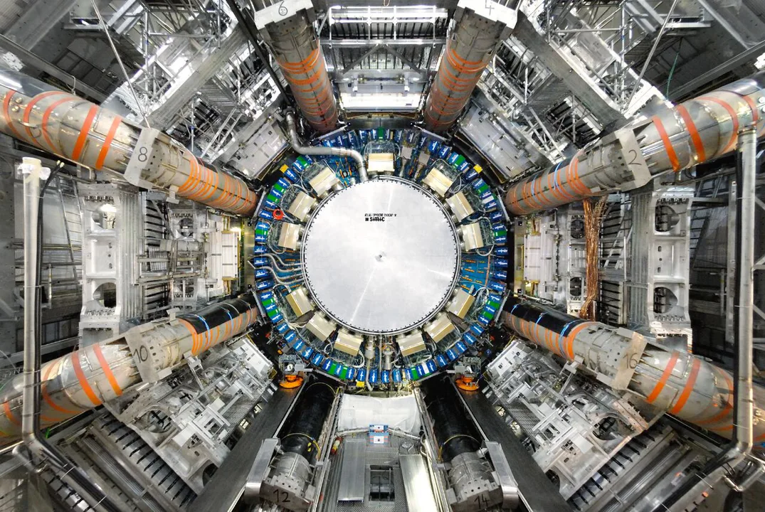 SALVEMOS A LA TIERRA DEL LHC(POSIBLE FIN DEL MUNDO