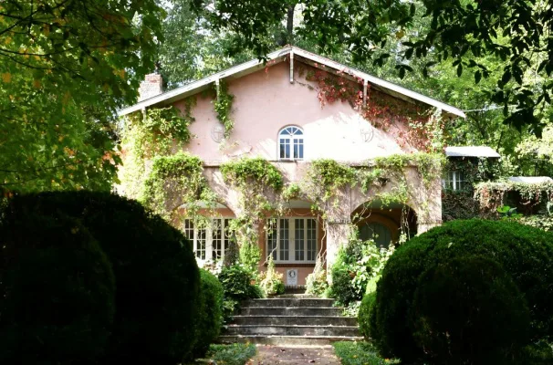 Support Pink House Variances