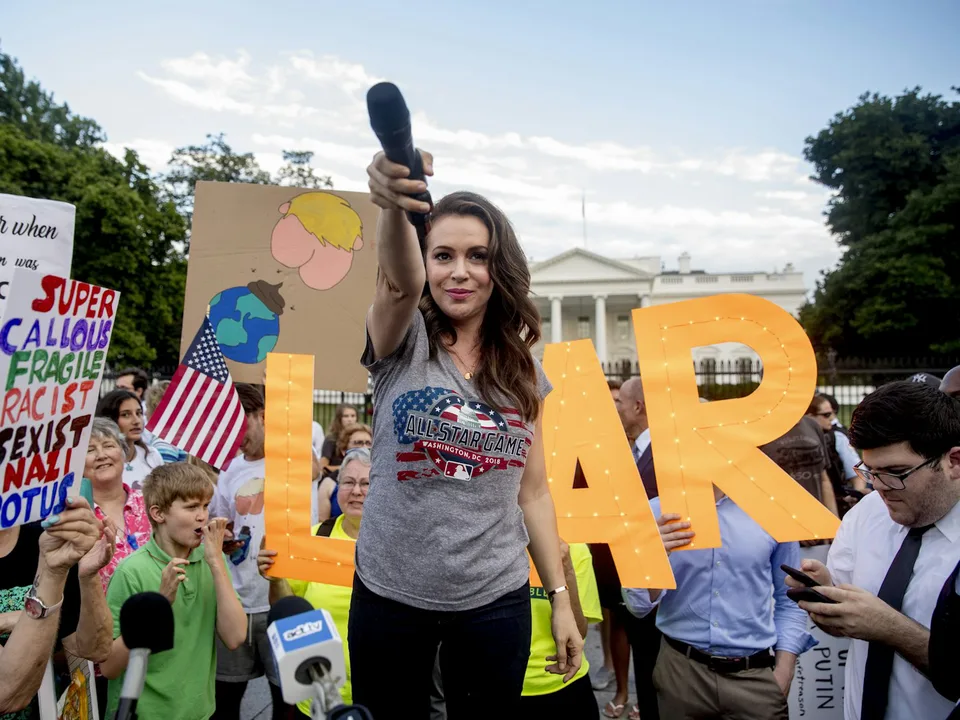 Citizens who Realize Celebrities Draw Attention!