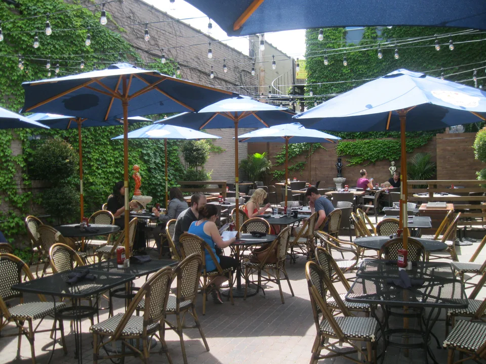 Support Highpoint bistro to utilize the backyard cafe