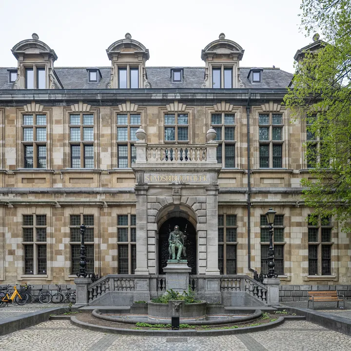 Tegen de nieuwe uitleenregels van de Antwerpse bibliotheken