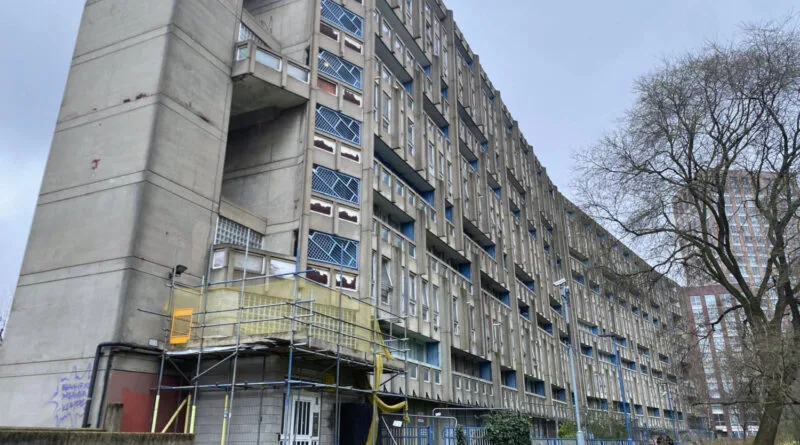 Help secure the £220 million investment needed to bring the remaining 7,000 council homes in Tower Hamlets up to a decent standard.