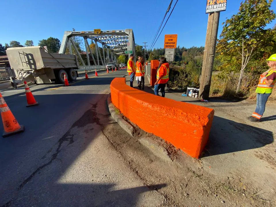 RE-PAINT ORANGE 'GREY' BRIDGE ORANGE