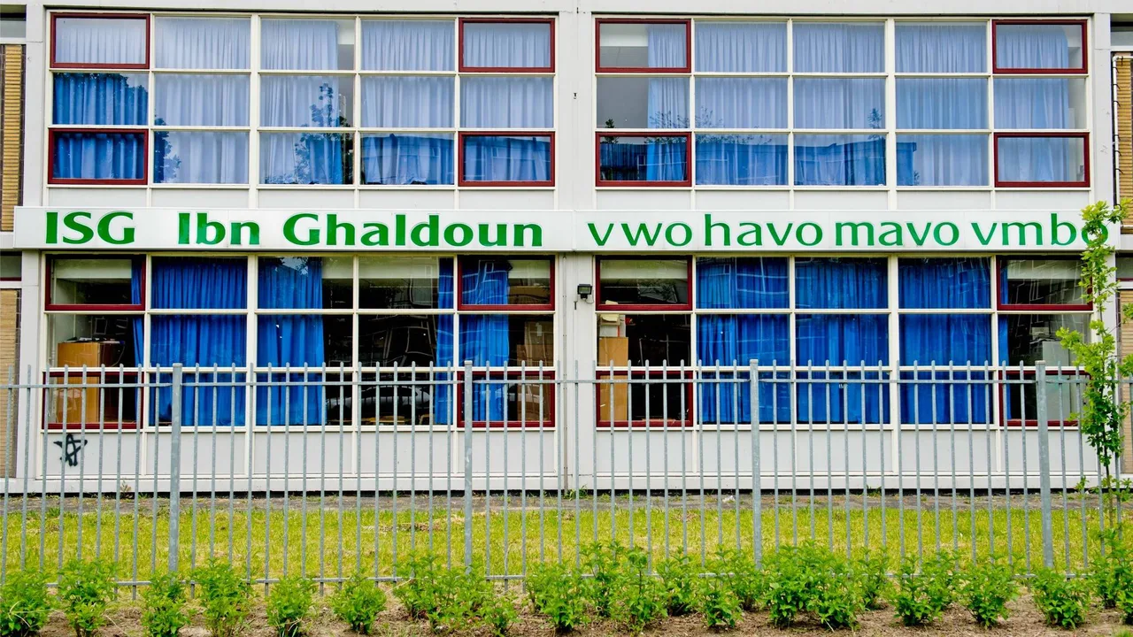 Do not close the secondary school Ibn Ghaldoun in Rotterdam, netherlands