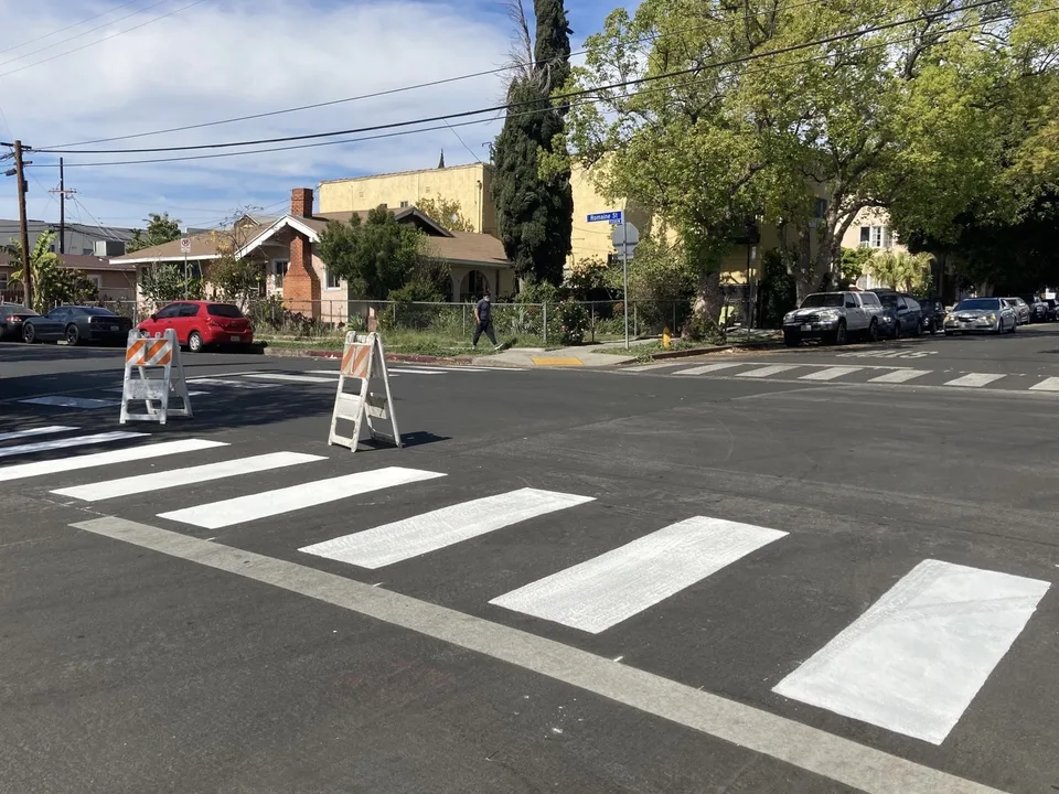 TRAFFIC SIGNAL in Silver Lake, L.A. is to be INSTALLED by JULY 2007!