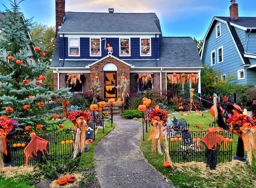 Help the skeleton house stand our ground against the city