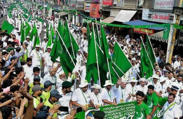 മുസ്ലിം ലീഗ് നേതാക്കളുടെ വാഫി അനുകൂല നിലപാടിൽ മാറ്റം വരുത്തണം എന്ന് ആവശ്യപ്പെട്ടു കൊണ്ട് മുസ്ലിം ലീഗ്- സമസ്ത പ്രവർത്തകർ ഒരു ലക്ഷം ഒപ്പ് ശേഖരണം
