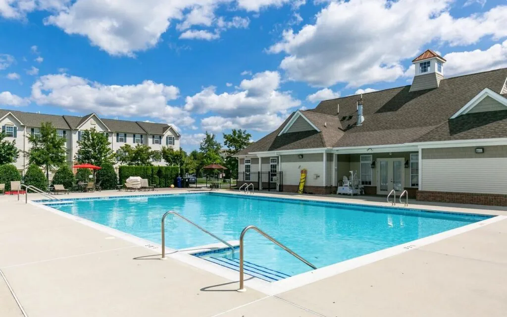 EXTEND MAR BELLA POOL HOURS