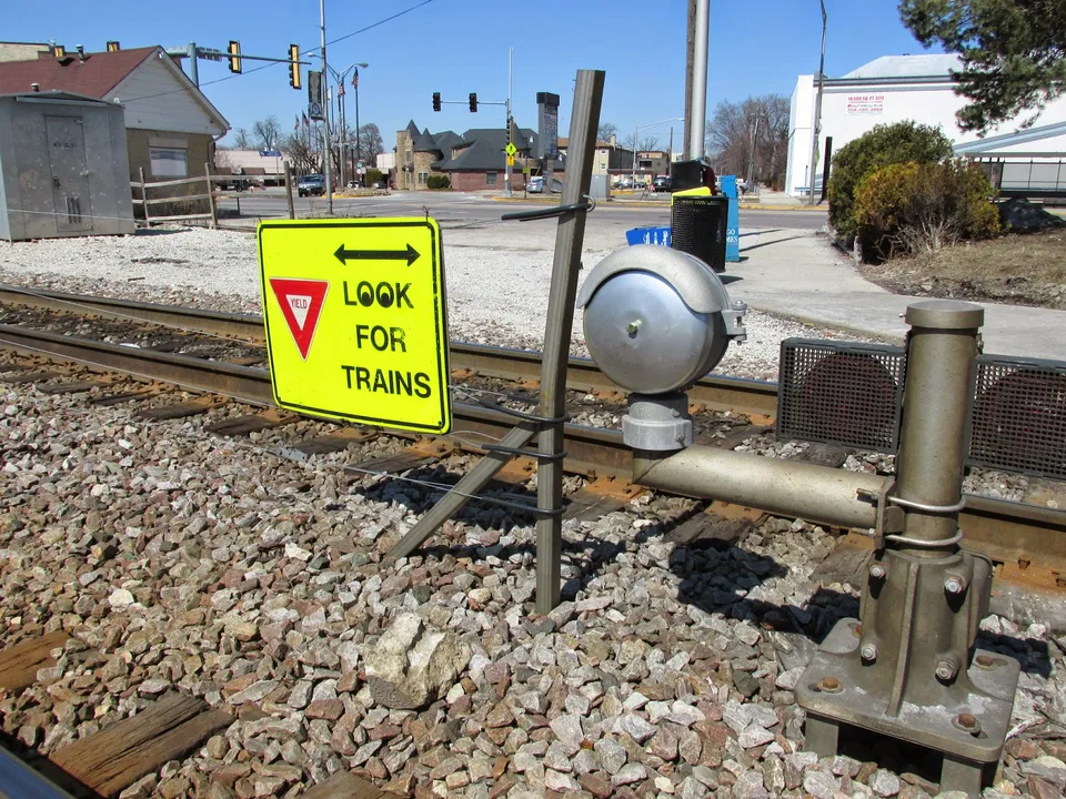 (UPDATED 1/15/15) Dear LIRR: Please construct walkway overpass at Woodmere Station