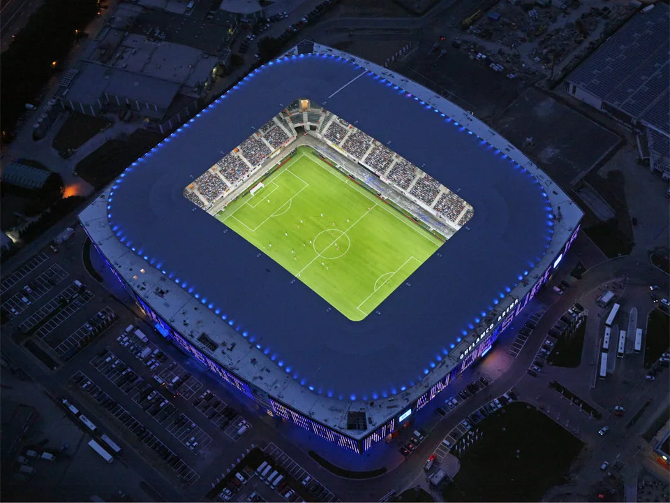 Stadionomroeper Bert: BLIJF!