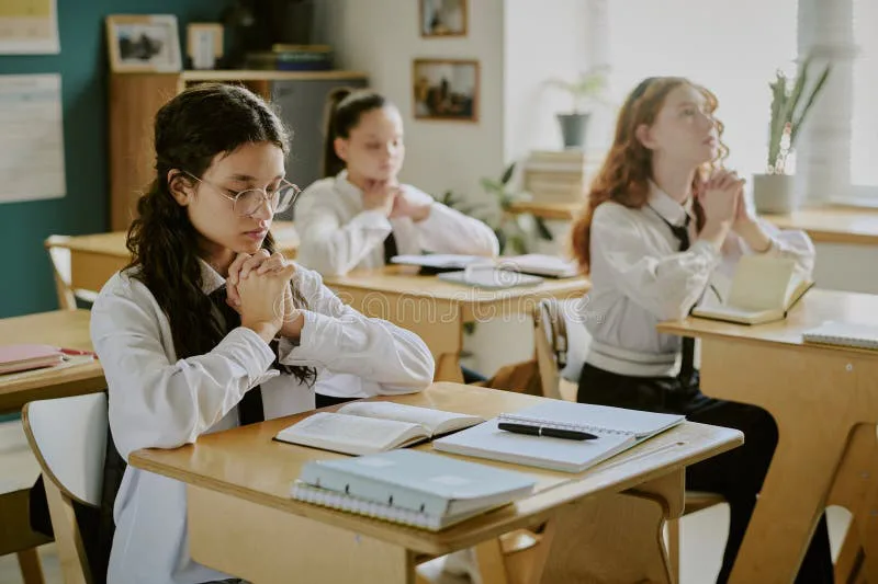 Help Those To Pray In School