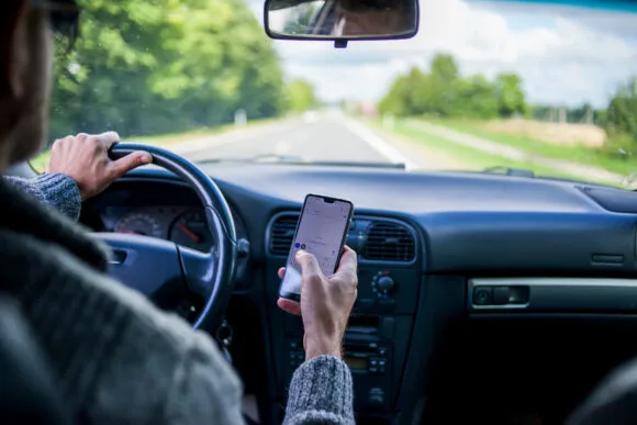 MAKE IT ILLEGAL TO TEXT AND DRIVE IN FLORIDA