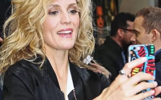 evelyne brochu post a selfie