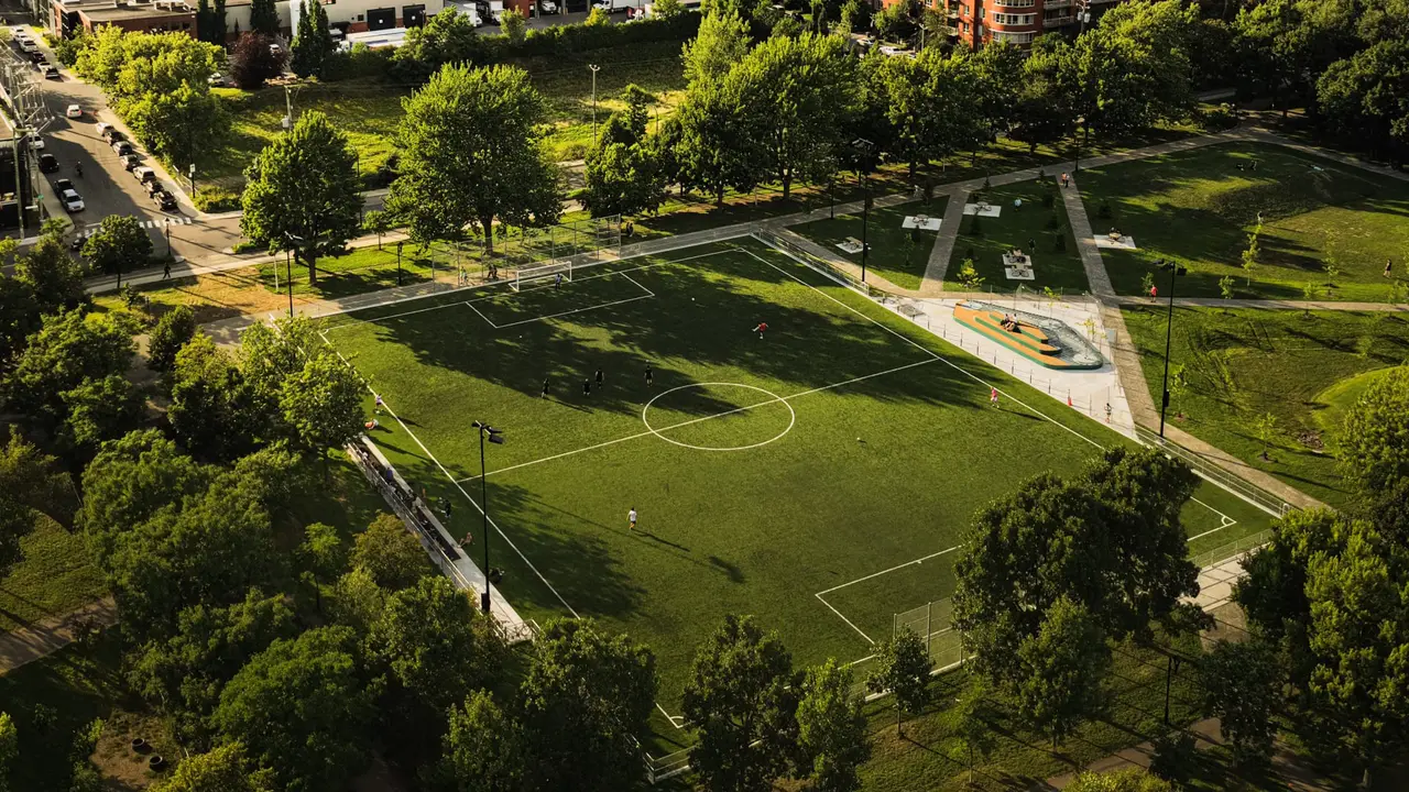 Pour la transformation en gazon synthétique du terrain impraticable du Parc Laurier