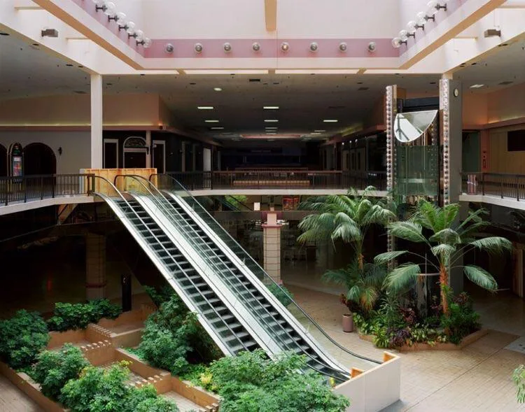 Let's save Rolling Arces mall! *Now being demolished*