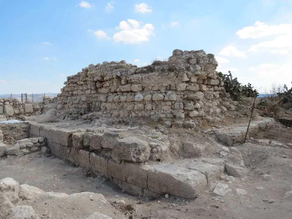 אסור לבנות על התיתורה - Building on Tittor