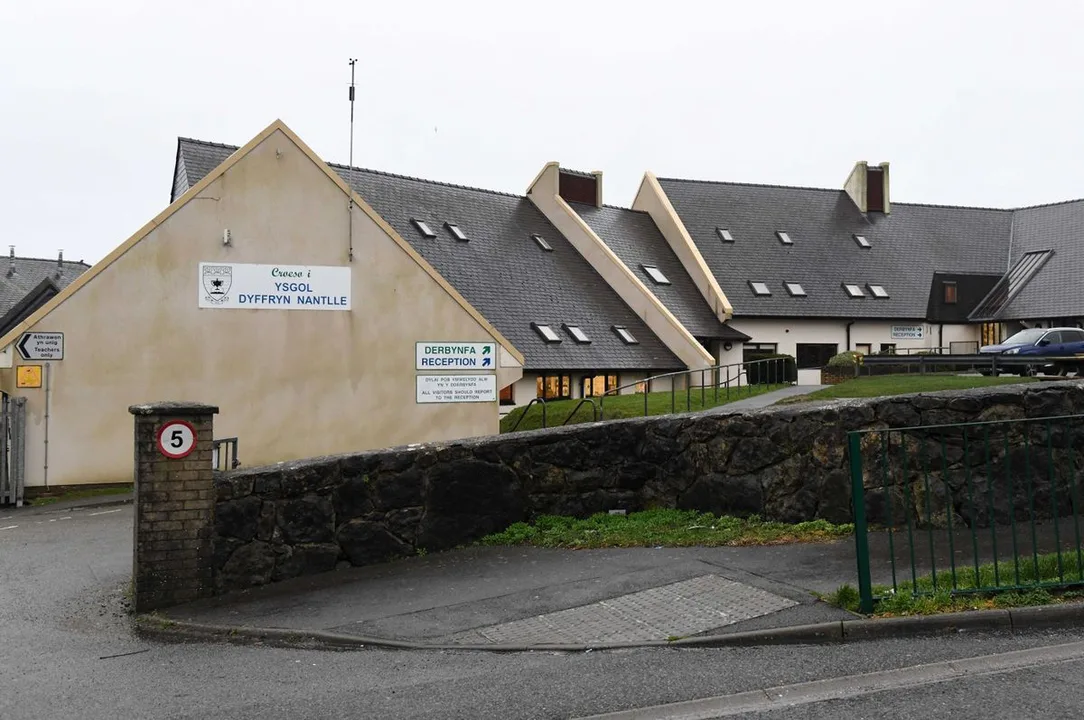 DIM CAU YSGOL BALADEULYN NANTLLE!