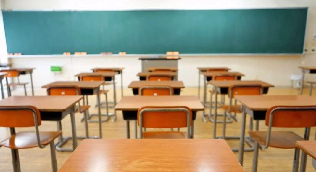 Fazer as escolas de Portugal não terem aulas às Sextas