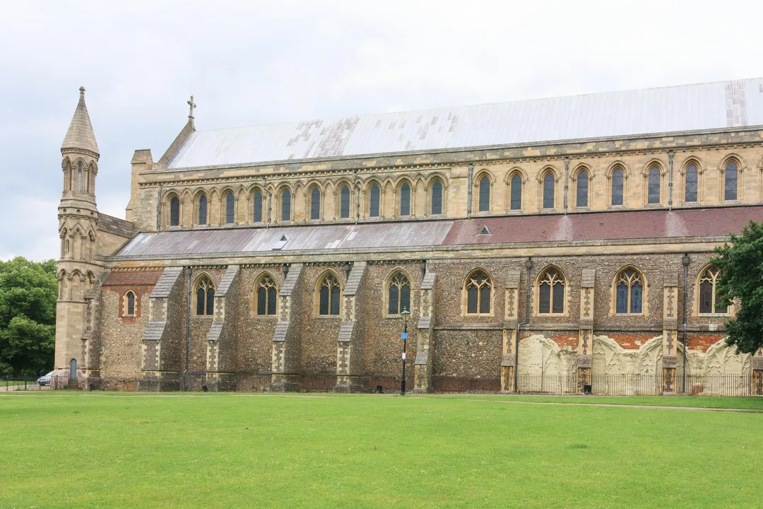 Midwifery and all other allied health professional students to graduate at St Albans abbey not De Havilland campus!!